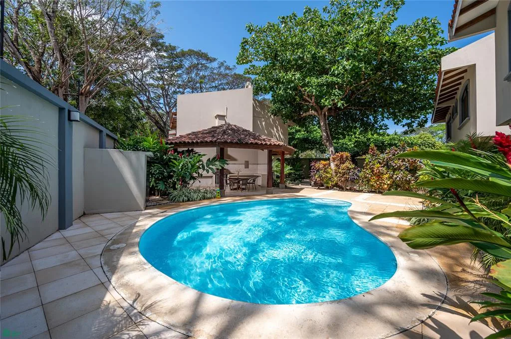 Pacific Garden 4 – Preciosa casa adosada reformada en Surfside Estates