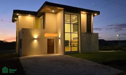 Alquiler de Casa Moderna en Condominio La Tajona