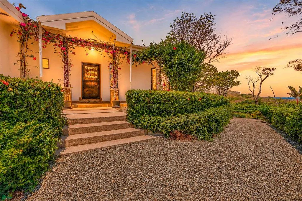 Casa con Vista al Mar en Comunidad Surf