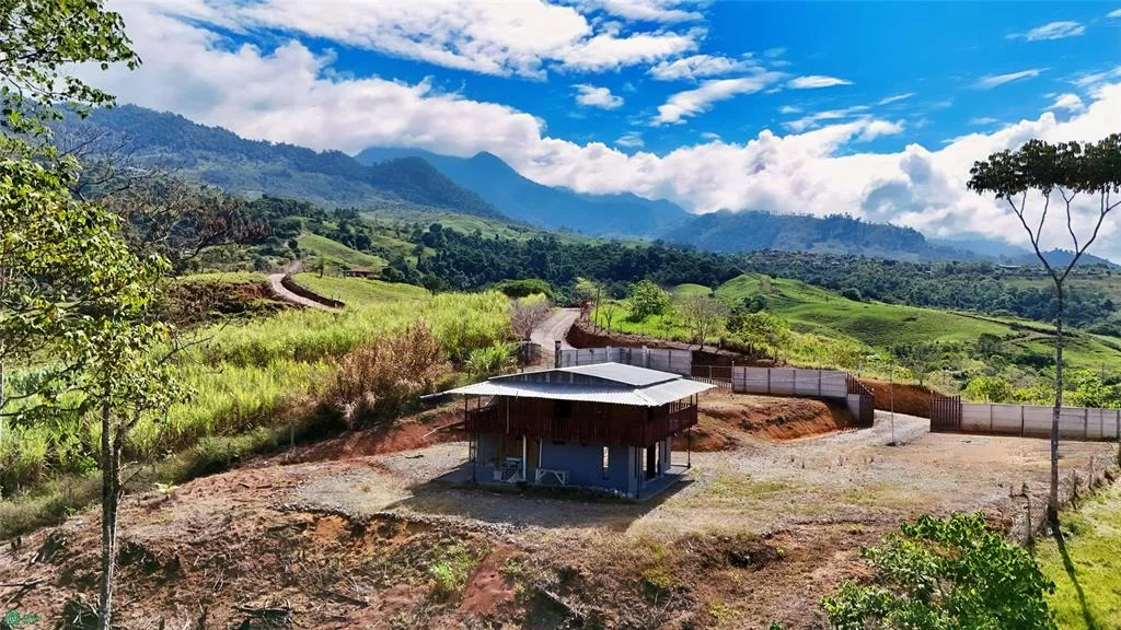 Exclusiva casa de madera con impresionantes vistas a las montañas y alto potencial de desarrollo cer