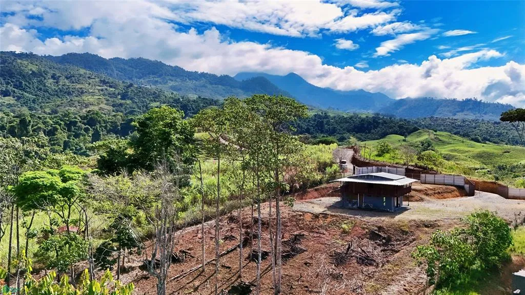 Exclusiva casa de madera con impresionantes vistas a las montañas y alto potencial de desarrollo cer — photo 2