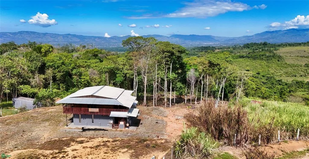 Exclusiva casa de madera con impresionantes vistas a las montañas y alto potencial de desarrollo cer — photo 4