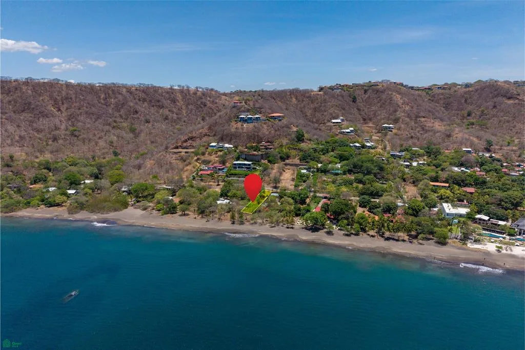Se vende un excelente terreno frente al mar.