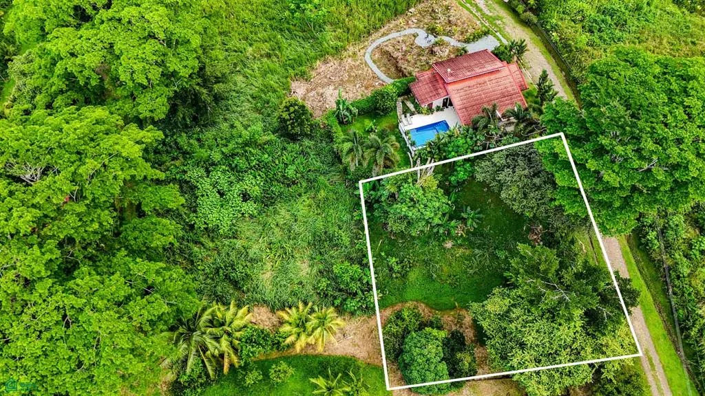 Terreno edificable en la exclusiva comunidad cerrada de Ojochal.