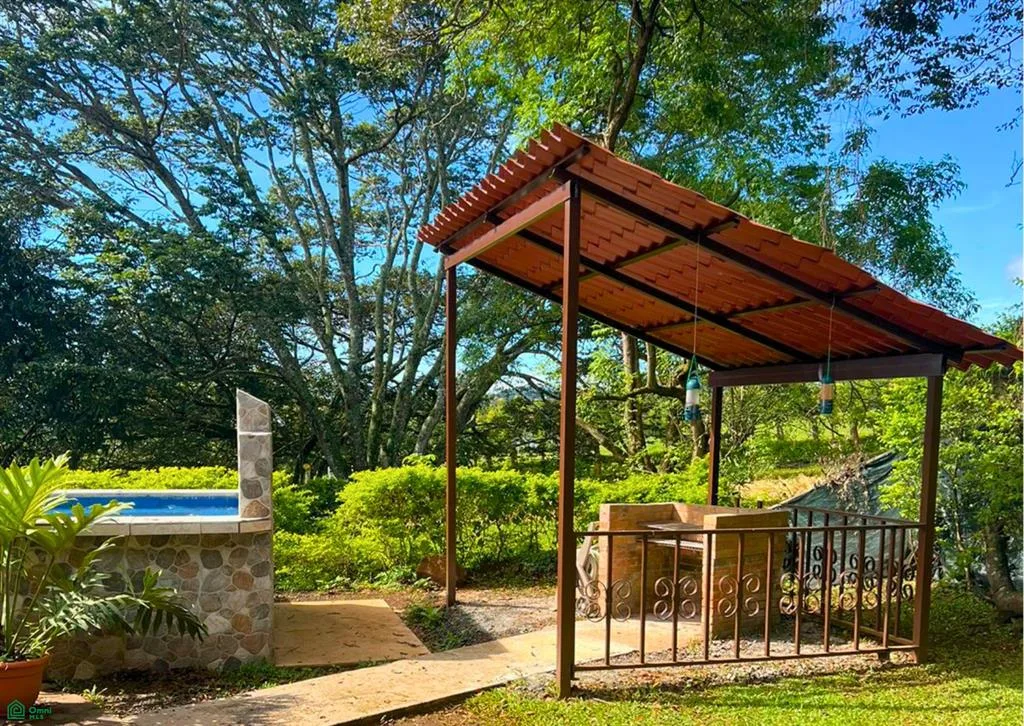 Casa con Amplio Terreno, Vista y Piscina Privada
