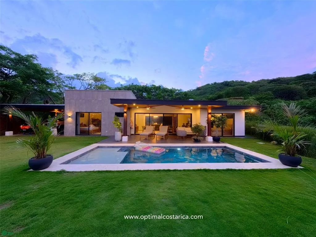 Casa Moderna Amueblada - Comunidad Cerrada, Piscina Privada y Vistas a la Montana en Atenas Alajuela