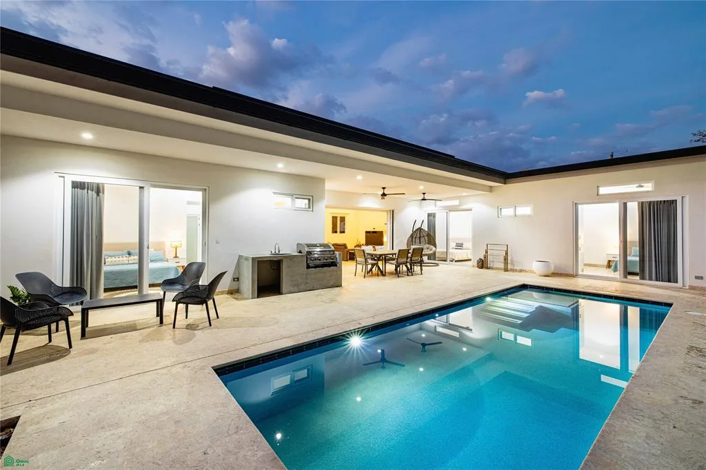 Casa Mar Azul | Vida Costera Elevada & Oportunidad de Inversión