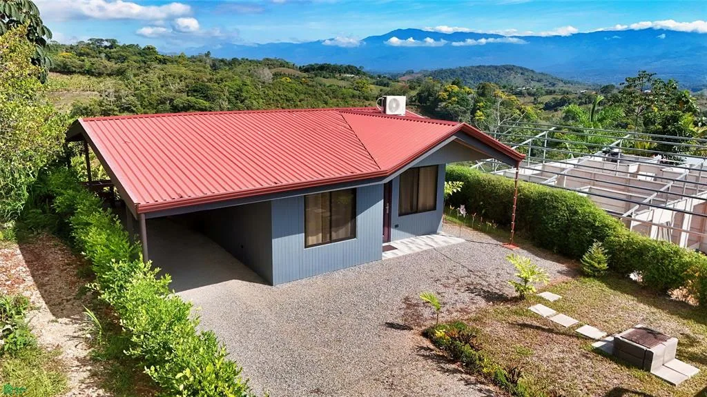 Moderna casa de nueva construcción con vista a cascada en un entorno tranquilo en Mollejones