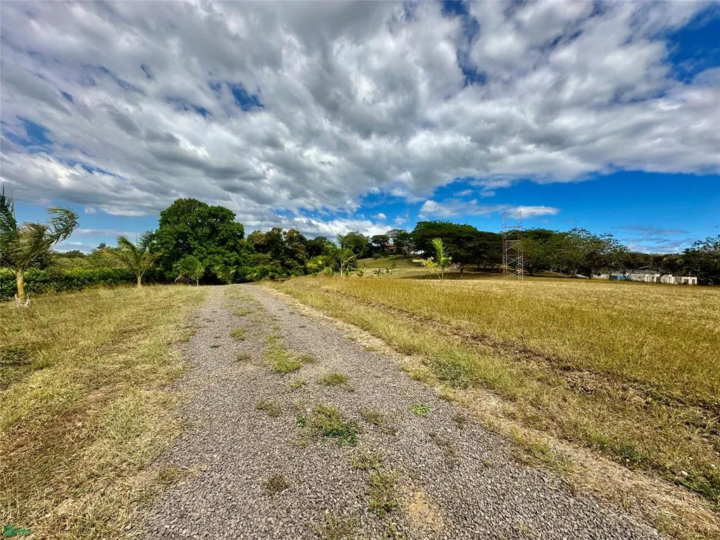 Lote de 1000 m2 en venta en la comunidad Altos de los Robles cerca del Aeropuerto de Liberia