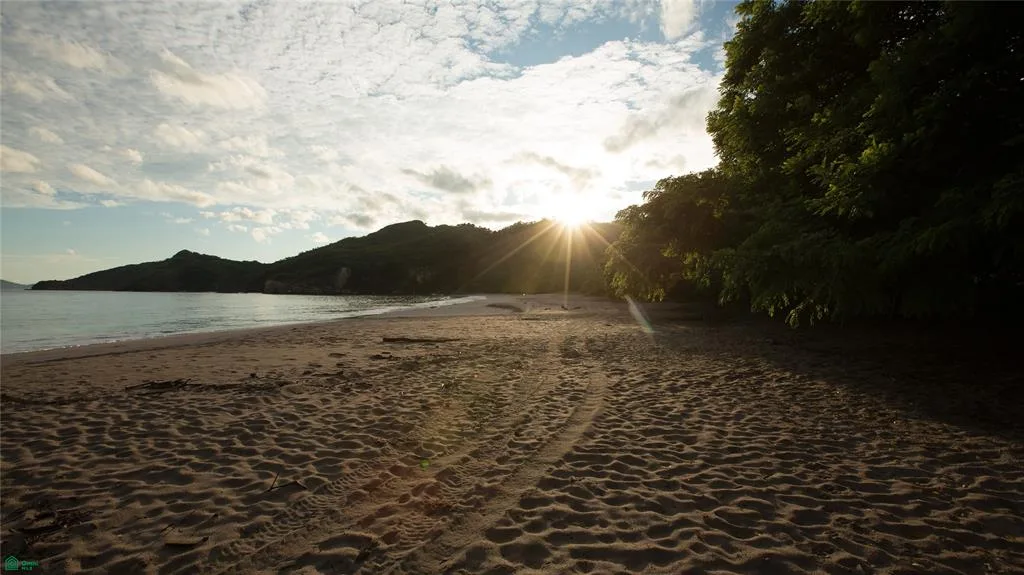Punta Sabana y Mar Serena: Oportunidad exclusiva frente al mar cerca de Playa Flamingo y Conchal