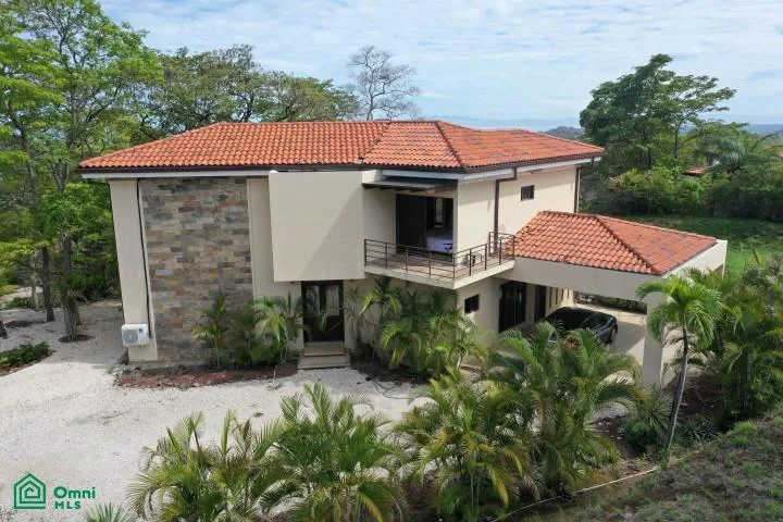 Playas del Coco, Villa con vista al mar. Oportunidad para renovar.