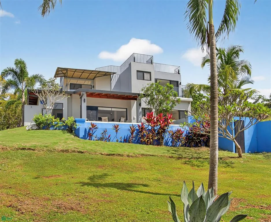 Moderna Casa de Lujo con Vistas al Océano y Amplio Terreno en Marbella