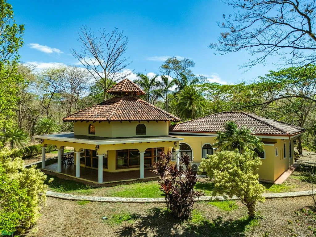 Casa Elegante de 4 Habitaciones en Tierra Pacífica