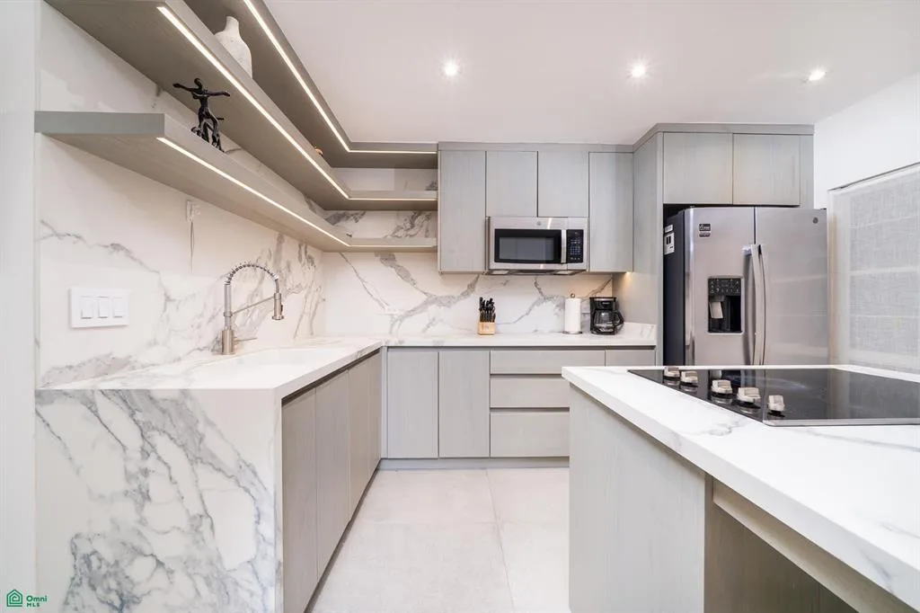 Condo de 3 habitaciones completamente renovado | A pasos de la playa