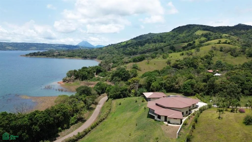 Villa Aurea: Vistas Panorámicas al Lago Arenal y Vida Elevada
