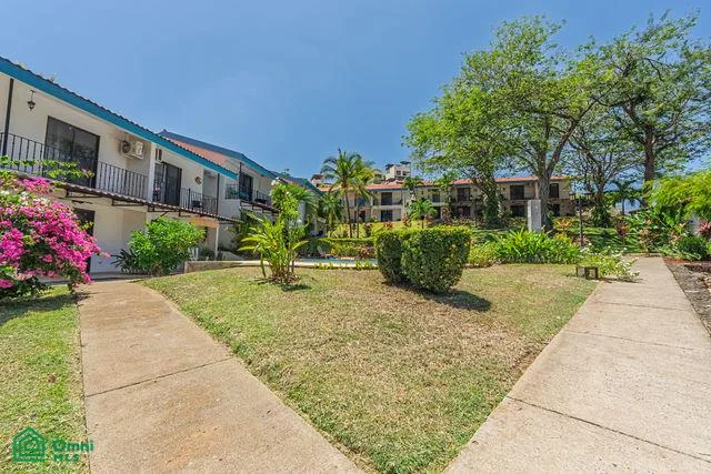Encantador condominio frente a la playa: vida tropical