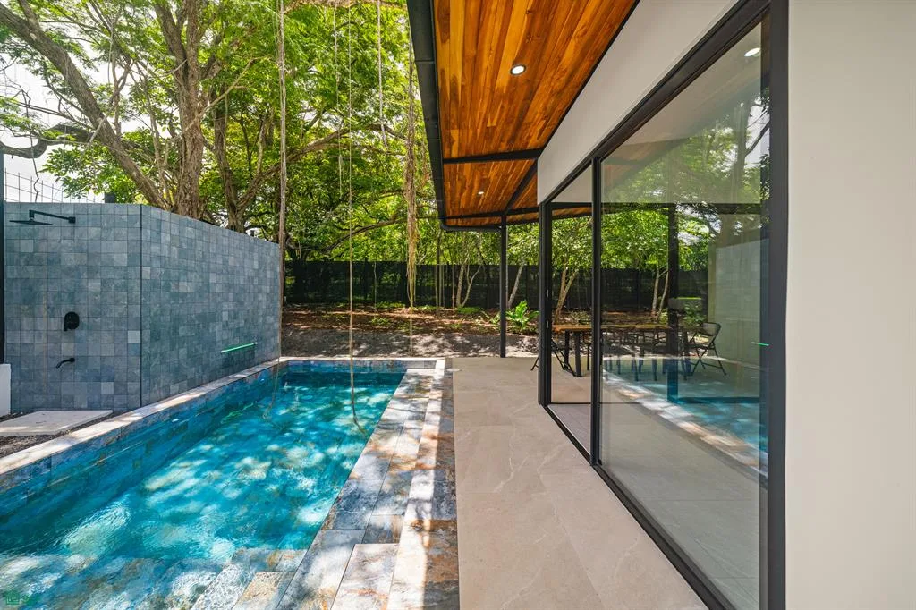 ¡Casa Contemporánea de 3 Habitaciones con Piscina en Playa Negra, Guanacaste!