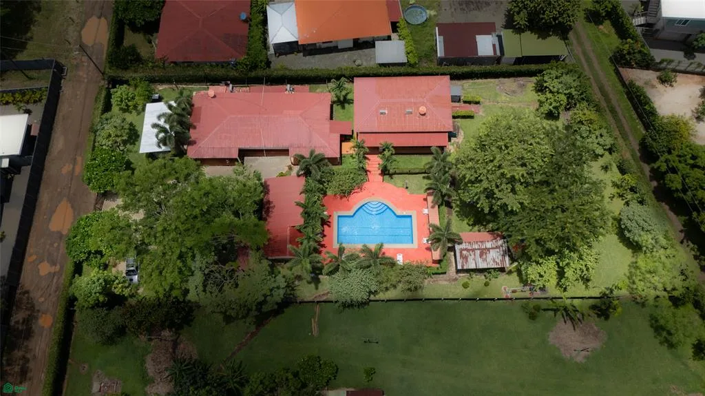 Casa Tamarit: Elegante Propiedad Tropical con Ingresos Comprobados por Alquiler en Villareal, Guanac