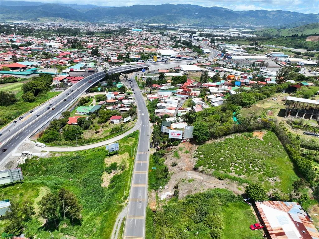 Amplia propiedad con acceso directo a autopista en Ochomogo