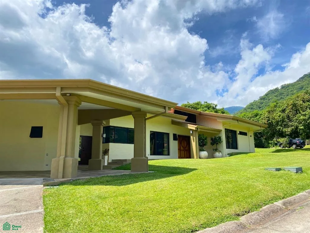 Residencia Exclusiva en Río Oro, Santa Ana | Privacidad y Vista a las Montañas