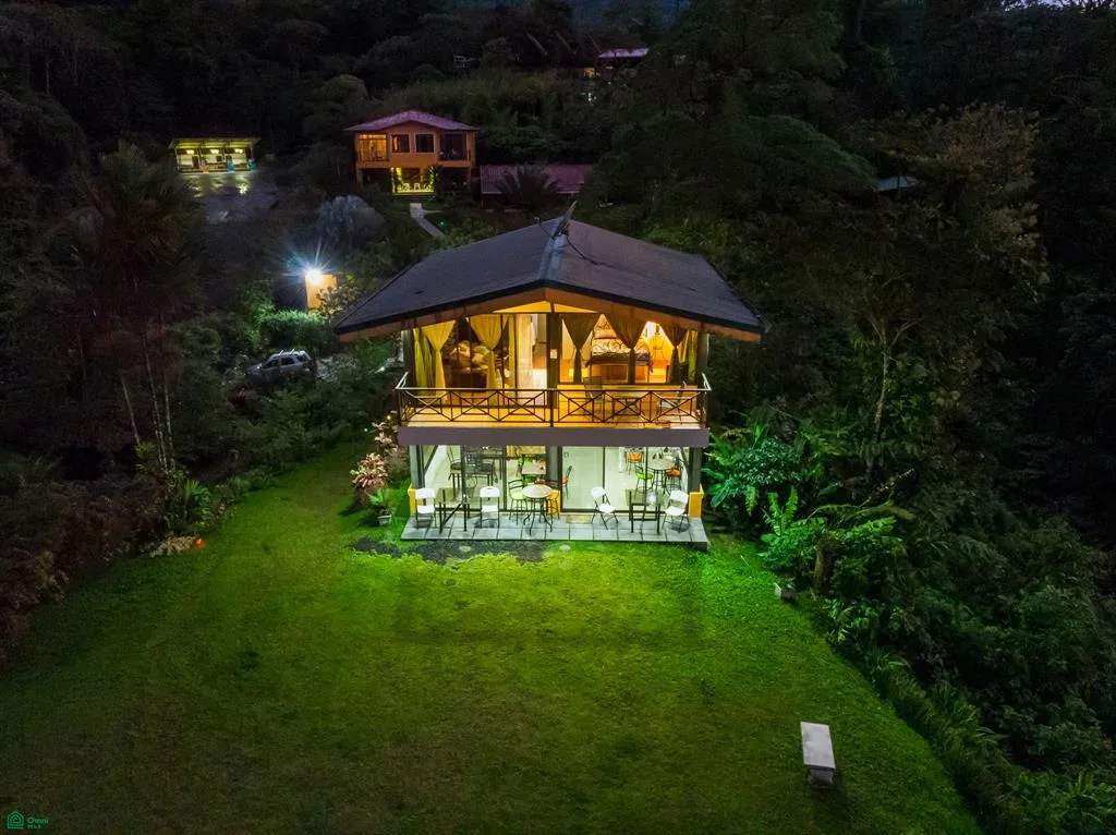 .Impresionante vista sobre el Lago Arenal desde esta Villa Tipo Retiro