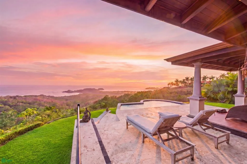 Lujosa casa con vista al mar en una exclusiva comunidad privada.