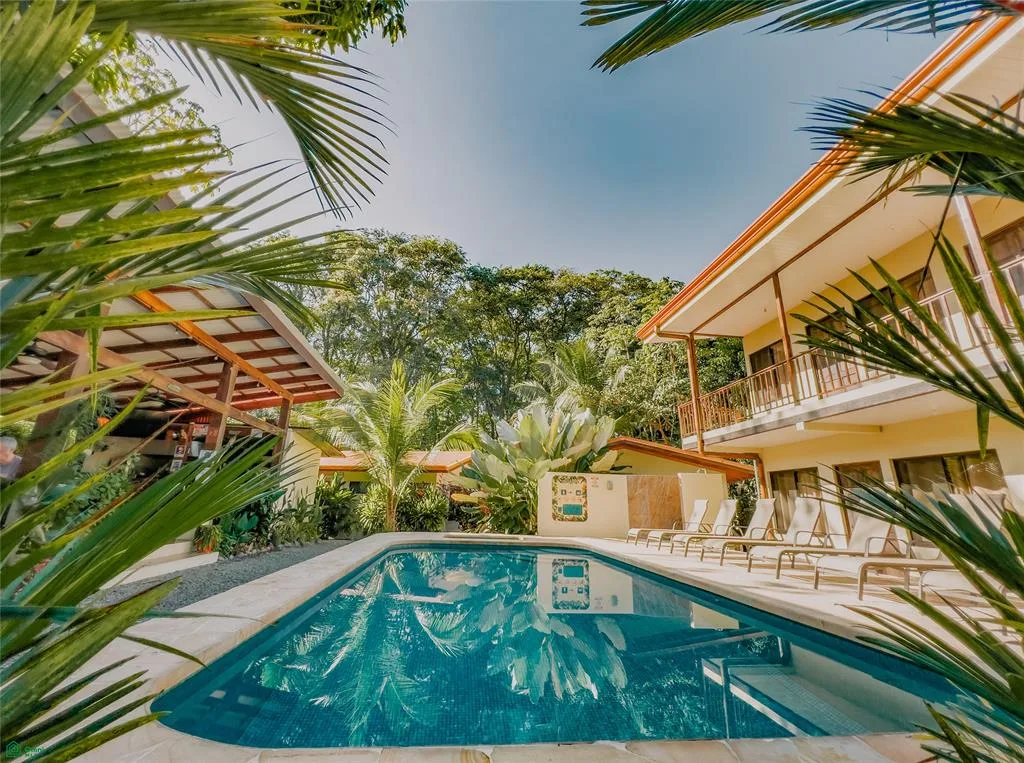 Se vende complejo turístico rentable en Uvita: hotel, cabañas y piscina.
