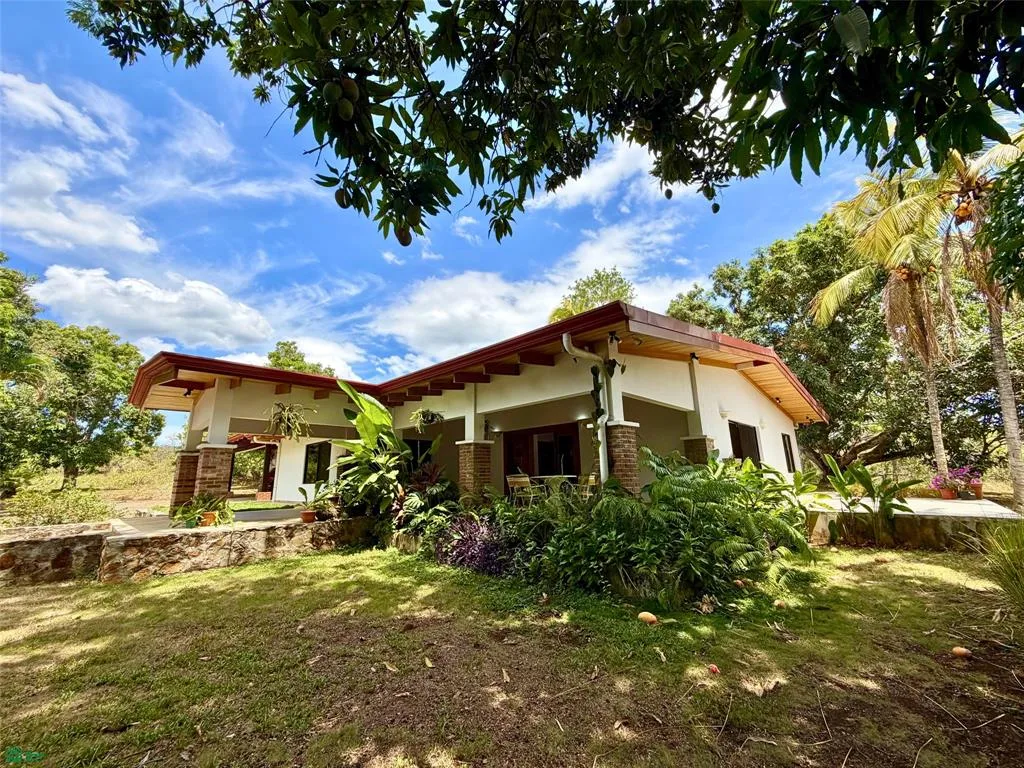 Oasis Tropical Moderno en Alquiler Totalmente Amueblada en Atenas - Alajuela