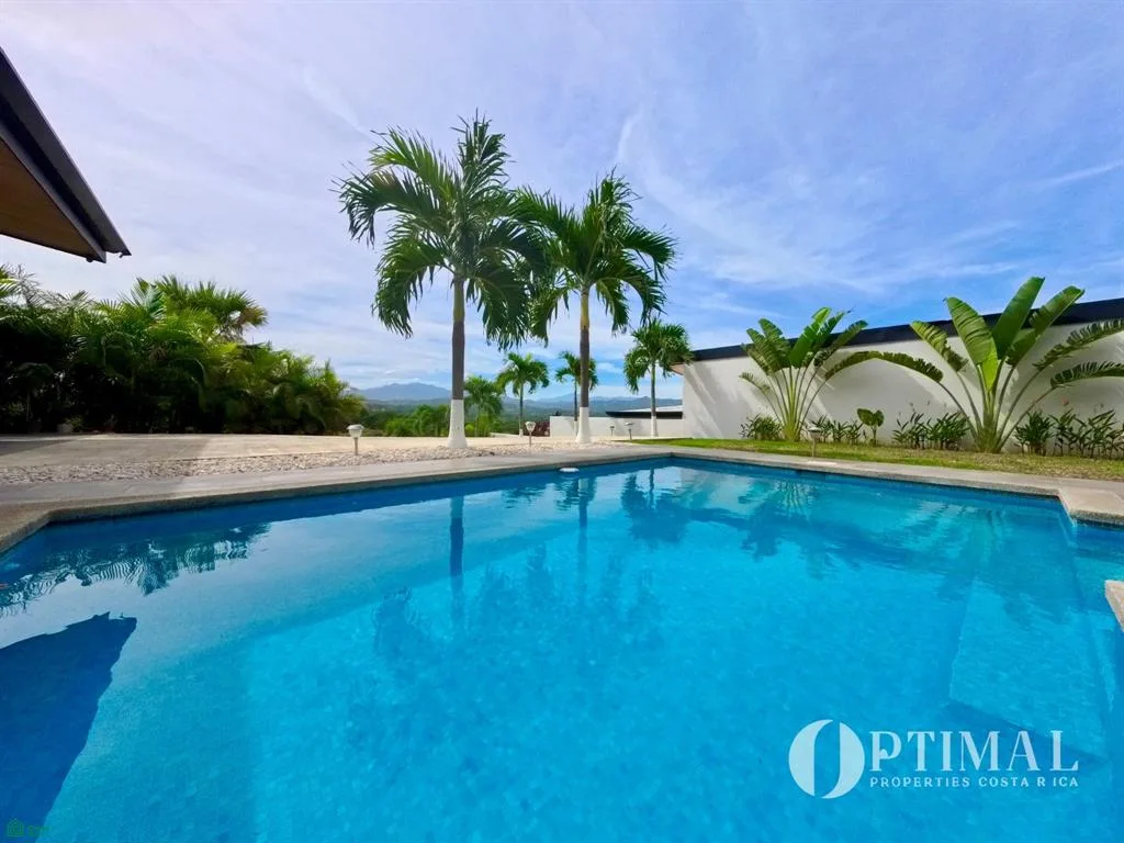 Casa Moderna Totalmente Amueblada con Piscina Privada y Vistas a la Montaña en Atenas, Alajuela