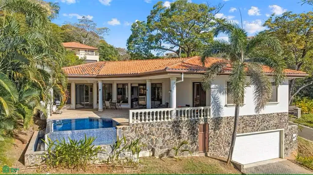 Casa Serena, villa Pacifico de 3 dormitorios con todas las comodidades, incluido el club de playa.