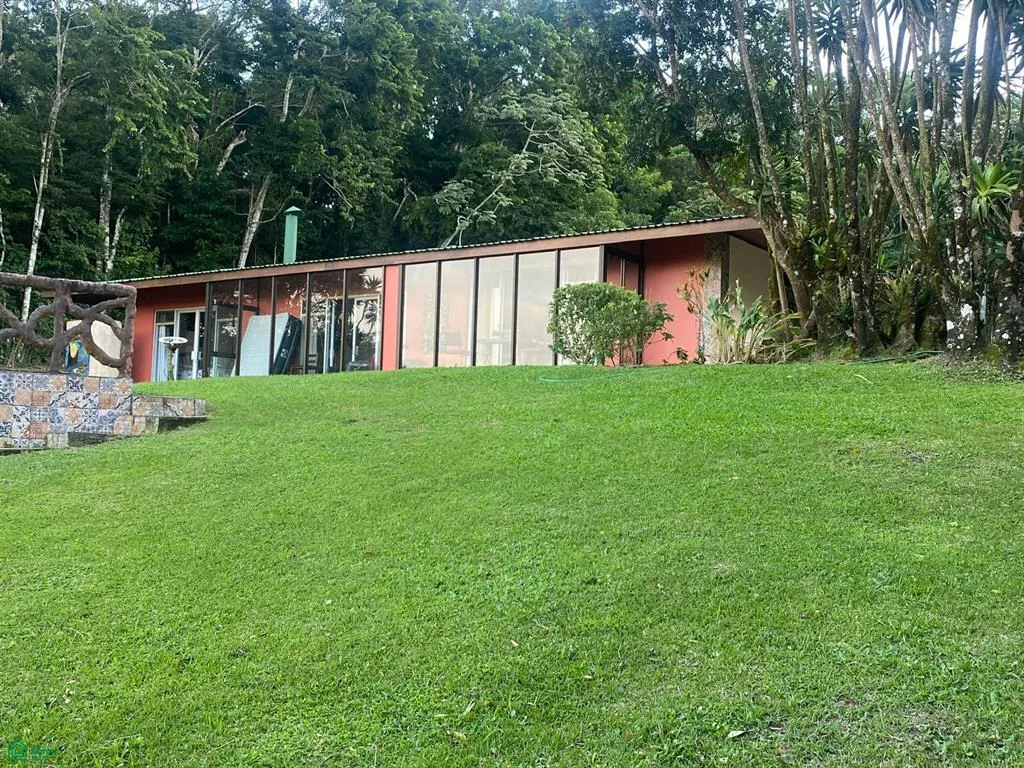 Tranquila casa de 3 BD y 2 BA en un terreno de 3,01 acres con vistas al lago