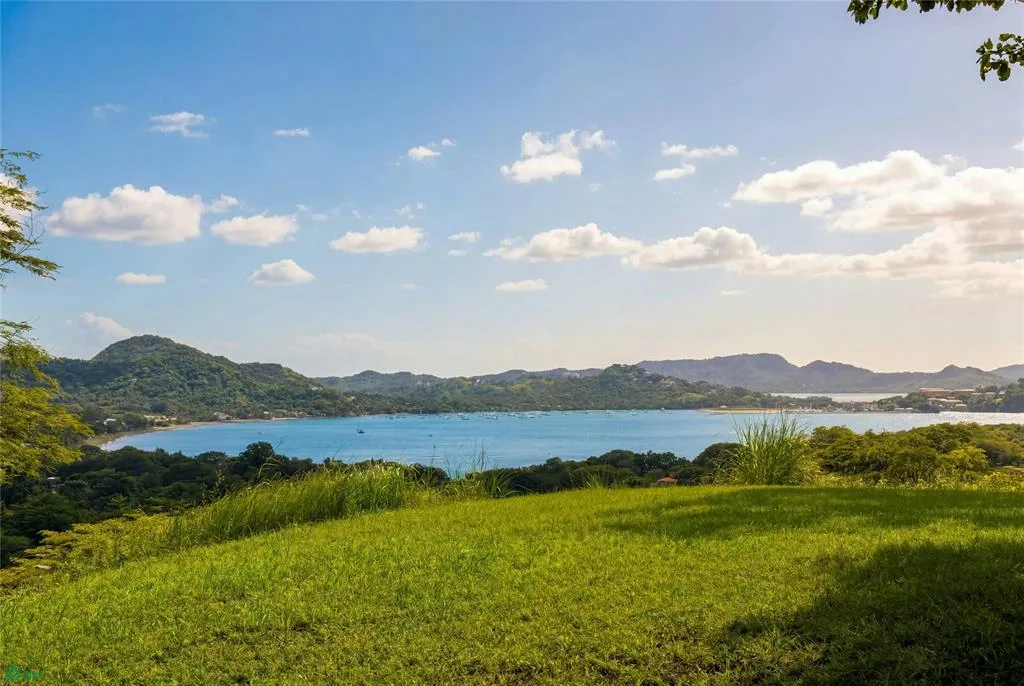 Lotes de 5.000 m² - Vistas al Mar + Casa Existente – Playa Potrero / Penca Guanacaste
