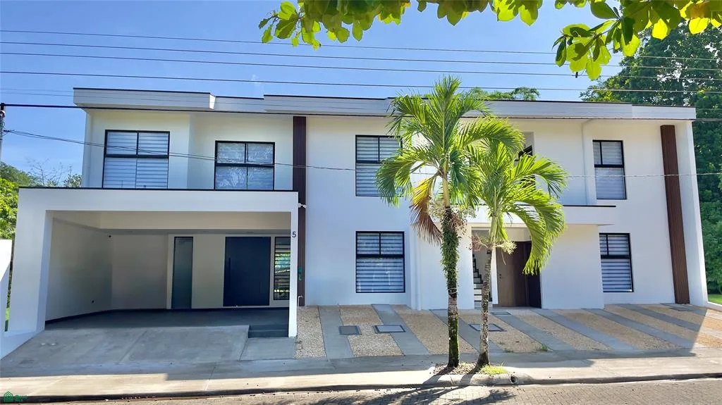 Moderna Propiedad Nueva de Ingresos Multifamiliares