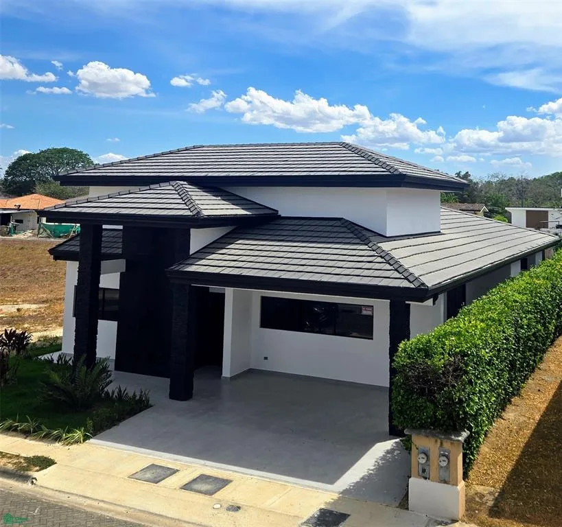 Casa Moderna en Venta en Condominio Parque del Encino, Liberia