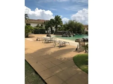Condomino cerrado de dos plantas