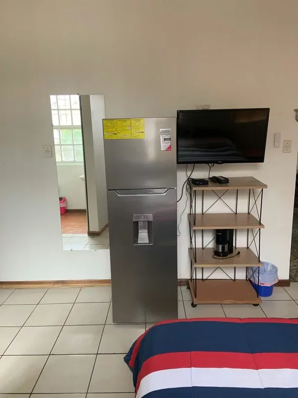 Nice room, 20 minutes from the Central Park of San José. It has daily cleaning service, a bed, closet, private bathroom, fan, hot water, cable TV, private parking, Wi-Fi. Laundry is ... — photo 2