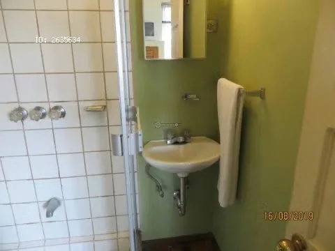 Nice room, 20 minutes from the Central Park of San José. It has daily cleaning service, a bed, closet, private bathroom, fan, hot water, cable TV, private parking, Wi-Fi. Laundry is ... — photo 3