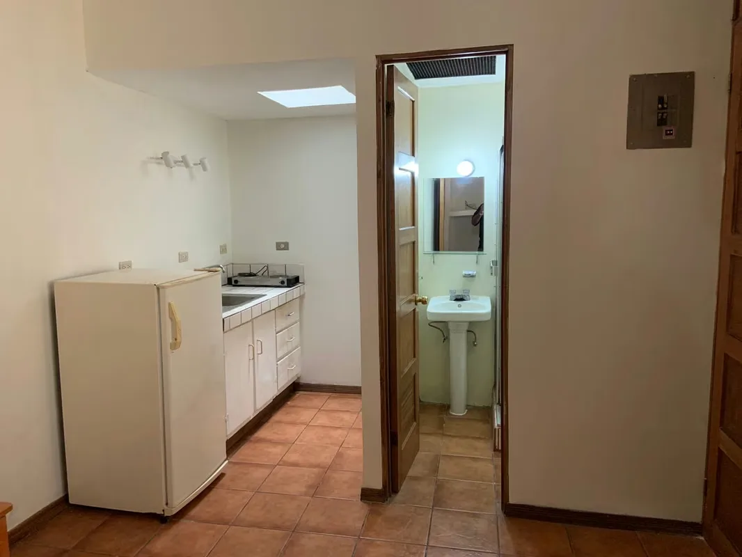 Nice studio-room, 20 minutes from the Central Park of San José. It has a daily cleaning service, a bed, closet, private bathroom, fan, hot water, cable TV, private parking, Wi-Fi and ... — photo 2