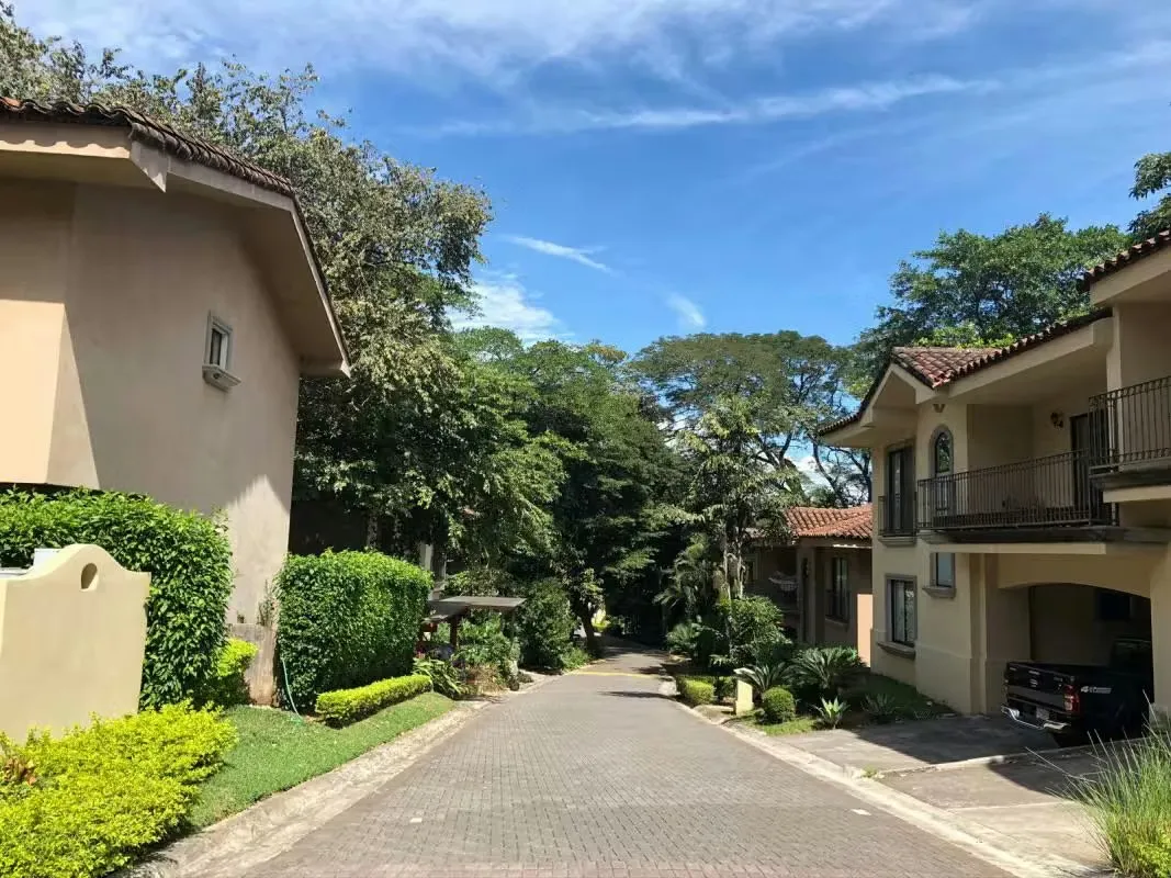 This lot is among eleven properties with measures of five hundred and six hundred square meters, with very nice houses and with profiles of more than ...