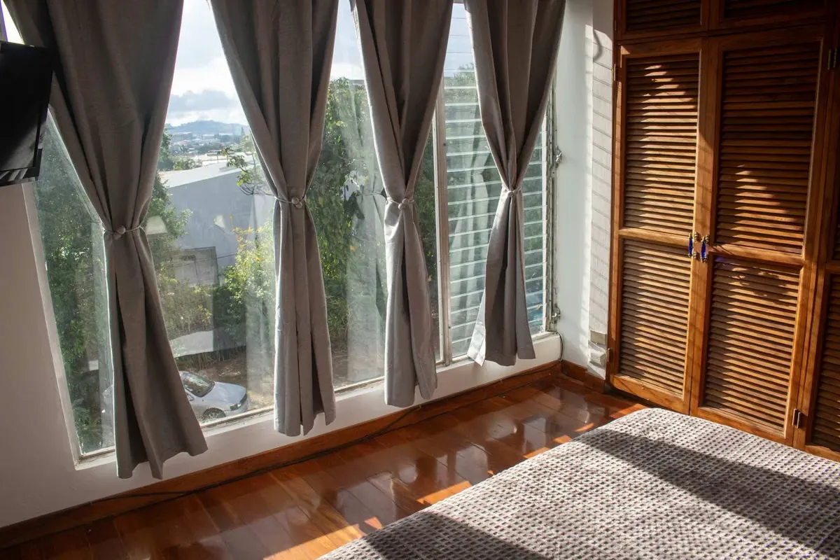 Third floor apartment, with four rooms with views of the Escazu mountains in the West. Furnished with induction kitchen and appliances. New kitchen countertop. Remodeled bathroom. ...