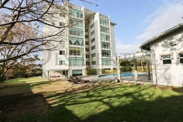 Escazú, San Rafael condominio moderno con lujosos muebles.