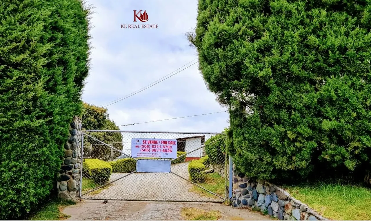 KE Real Estate sells fifth in Llano Grande, Cartago. Field area: 14348.14 m2 / Building area: 320 m2 / Front 102 meters Description: - Living room - 3 bedrooms - 3 bathrooms - Kitchen ...