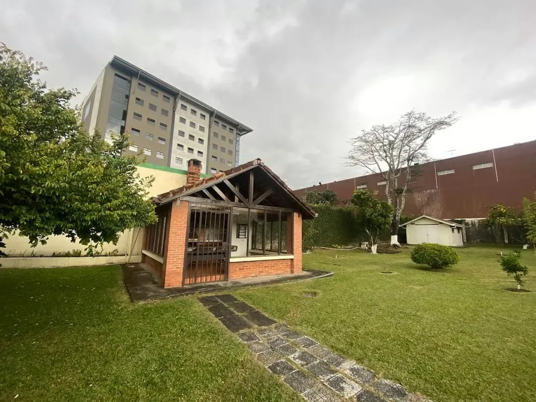 Propiedad en Curridabat que colinda con parqueo Momentum Pinares (AD)