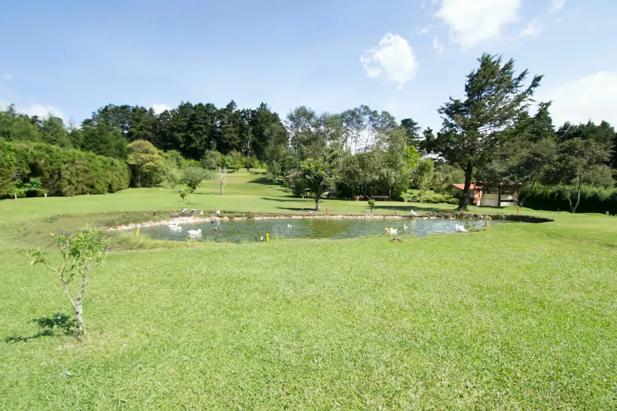 Venta de hermosa propiedad en Heredia con campo de golf (AD)