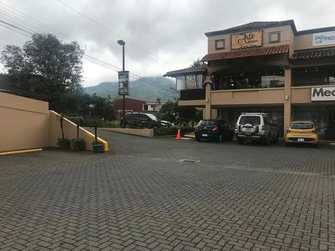 Se alquila local comercial en Centro Comercial, Tres Ríos (AD)