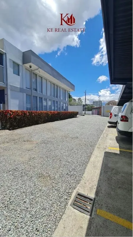 KE Real Estate sells property located in Los Yoses, San José. *Use of commercial soil* Field area: 1563.75 m2 / Building area: 670 m2 offices and 101.79 m2 parking lot Description: - ... — photo 2