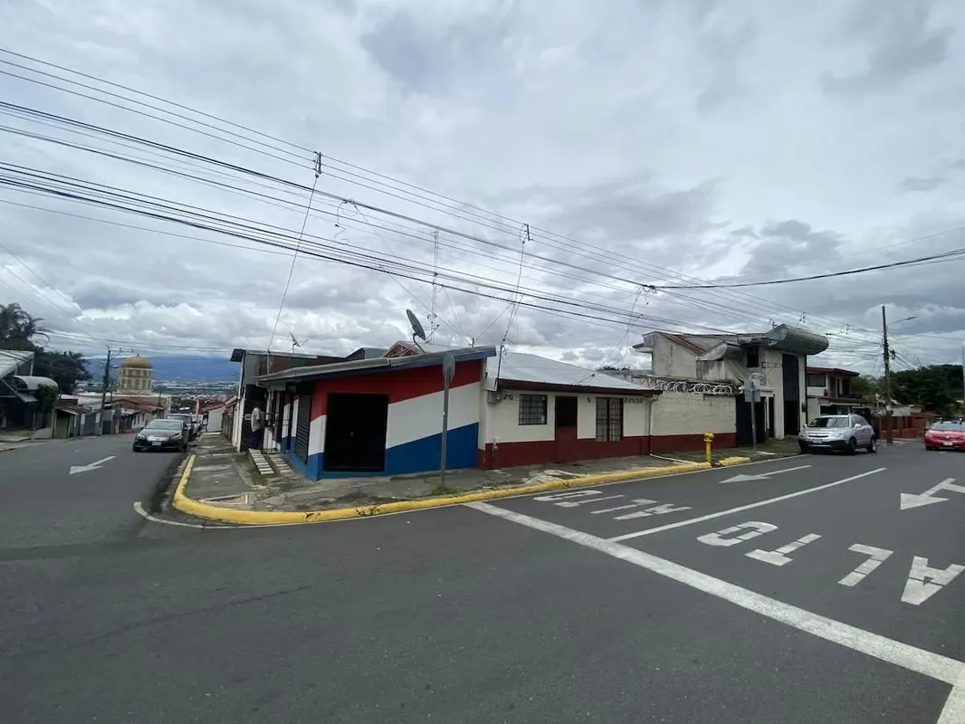 Se vende propiedad esquinera de uso mixto en el centro de Escazú (AD)