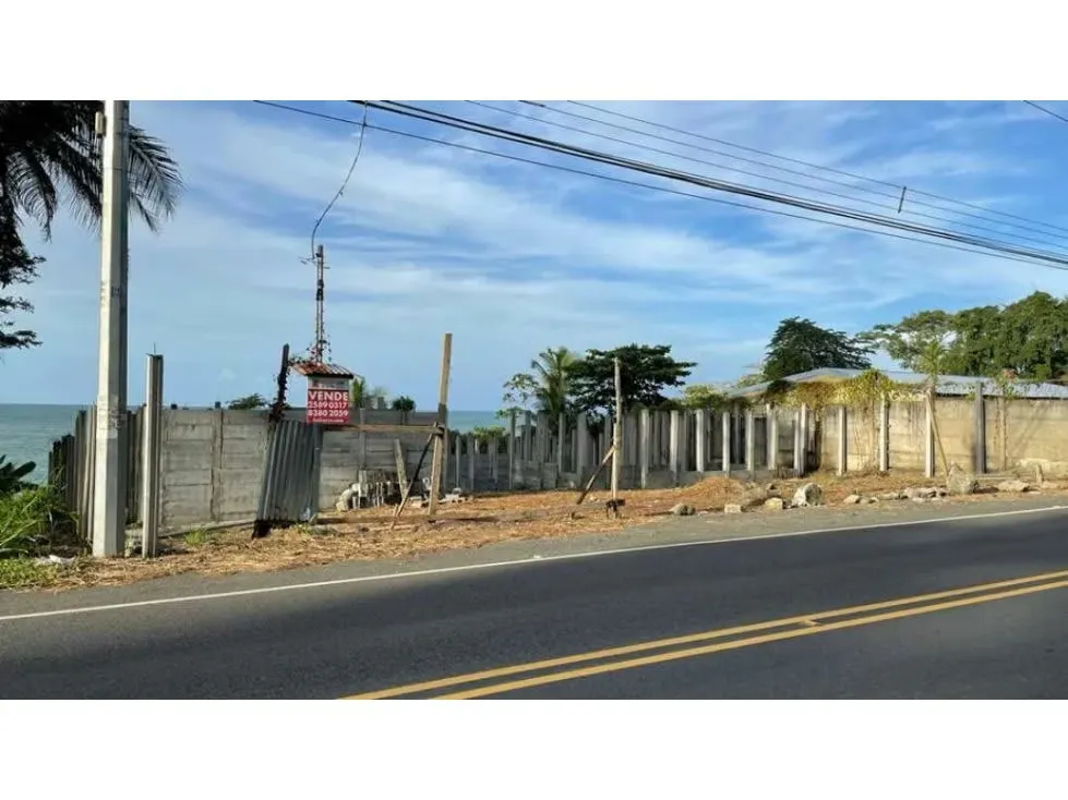 DESCRIPTION DETALLADA: Lot located in the village of Cangrejos, on main street, bordering on the straight of the ...