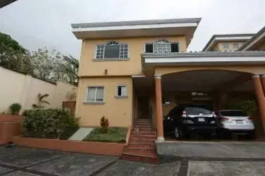 Condominio en venta en Pinares (FE)
