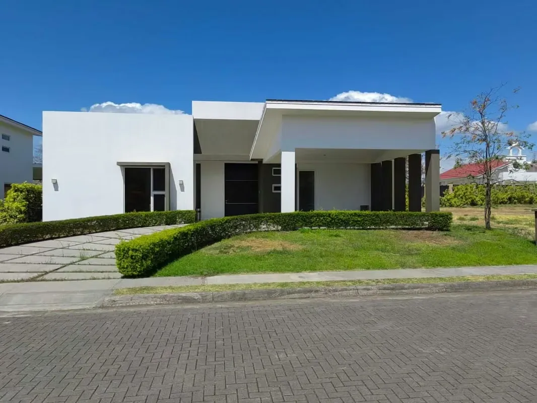 Venta de casa en Exclusivo Condominio Lindora Santa Ana
